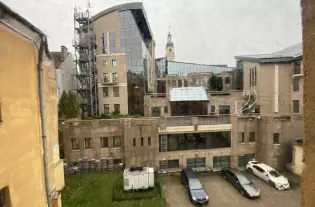 Два соединенных между собой здания в Риге, Латвия
