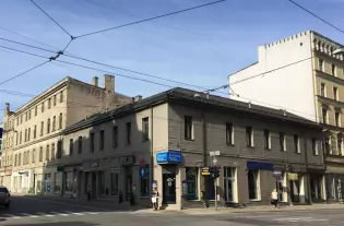 Здание на пересечении улиц Марияс и Дзирнаву в Риге, Латвия