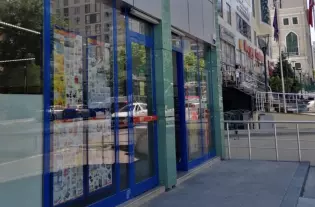 Фирменный магазин на центральной улице в Эсеньюрте Бейликдюзю