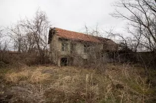 Хороший дом под ремонт на окраине села недалеко от Русе