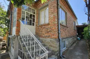 Продается двухэтажный дом с 5 комнаты, 700 кв.м. двор, 18 км до Солнечного Берега