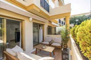 (EN) Beautiful studio apartment on a ground floor in a beach front complex in Elviria in the eastern part of Marbella.