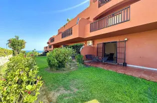 (EN) Beautiful ground floor corner apartment with garden and sea views. Located in Casares Costa.