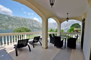 Продажа виллы с тремя спальнями в Столиве