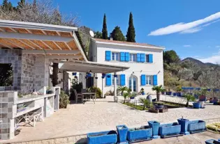 Продажа виллы с бассейном в городеТиват