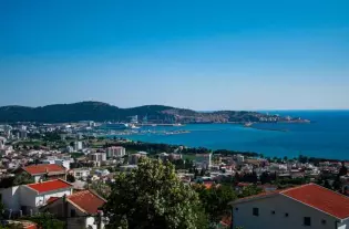 Вилла с бассейном в Баре