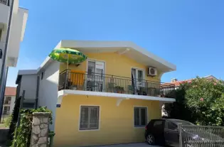 Дом с тремя спальнями и тремя отдельными апартаментами в Баре