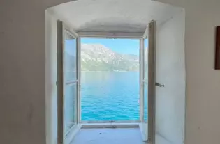 Старинный трёх этажный дом в Коштанице