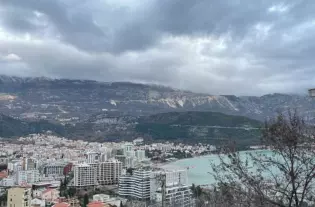 Квартира с  тремя спальнями в Будве