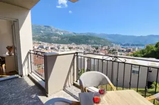 Квартира с четырьмя спальнями в Будве