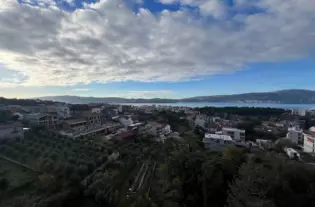 Квартира с тремя спальнями в Тивате