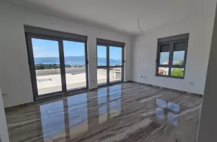 Квартира с двумя спальнями в Тивате