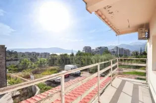 Квартира с тремя спальнями в Тивате