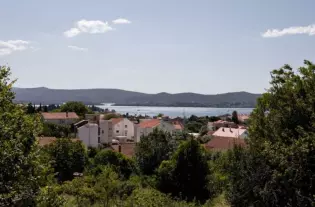 Квартира с тремя спальнями  в Тивате