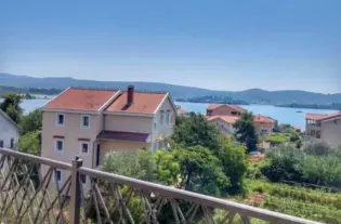 Две квартиры с двумя спальнями в Тивате