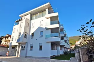 Квартира с тремя спальнями в Тивате