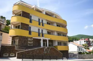 Отель с бассейном на 17 номеров в Добра Вода