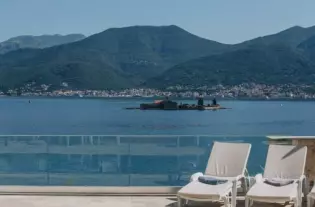 Вилла с бассейном в Тивате