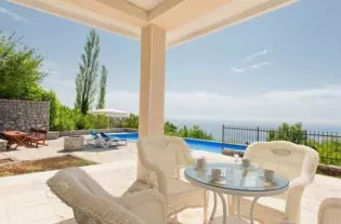 Вилла с бассейном в Будве