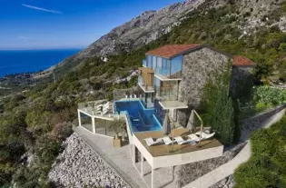 Вилла с шестью спальнями в Прчани