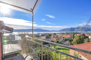 Вилла с бассейном в Тивате