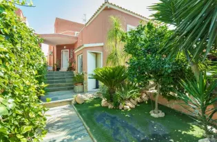 Красивая и просторная вилла в популярном районе Агуас Нуэвас - FB4678