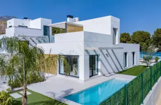 Новая вилла с видом на море и горы в районе Сьерра Кортина - IKL5087