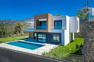 Шикарная вилла с видом на горы и море на продажу в районе Каргыджак (004422)