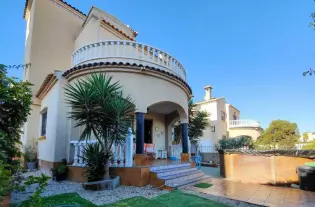 Отдельная вилла с гаражом и бассейном в Ориуэла Коста, район Вилламартин - HSI6101