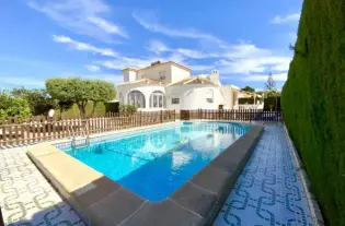 Отличная вилла с бассейном в у озера в городе Торревьеха - IP6076