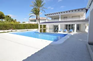 Просторная вилла класса люкс на берегу моря в городе Кабо Роиг - ML4994