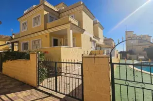 Просторный таунхаус в популярном месте в городе Торревьеха - MH6217