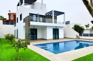 Шикарная вилла с лифтом у гольф полей - UG6874