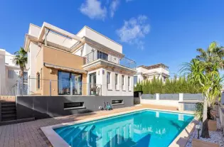 Шикарнаня вилла в популярном районе La Zenia - BN6822