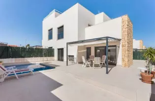 Современная вилла с бассейном в городе Сьюдад Кесада - FB4679