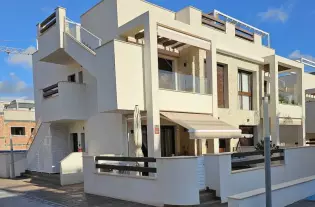 Таунхаус в популярном районе Los Balcones в городе Торревьеха - AM6163