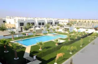 Угловое бунгало с собственным участком в жилом комплексе в Torre de la Horadada - AA5436