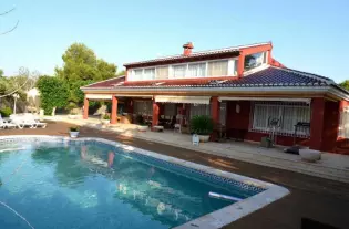 Великолепная вилла с бассейном  в городе Деэса де Кампоамор - MT6577