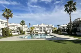 Роскошный бунгало в Сьюдад-Кесаде, Кесаде, Аликанте, с мебелью, 2 спальнями, террасой и садом. - SWDF1834