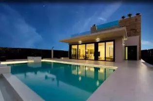 Вилла класса люкс у моря в городе Кампоамор - AM3617