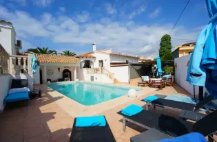 Вилла с бассейном на берегу моря в городе Кальпе - JI4974