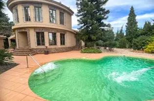 Вилла с большим участком и бассейном в городе Сьюдад Кесада  - BN5767