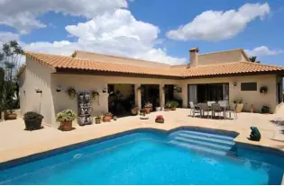 Вилла с собственным большим участком и бассейном в городе Alfàs del Pí - EUS6372