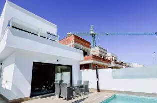 Вилла в два этажа в городе San Pedro del Pinatar - AVE6406