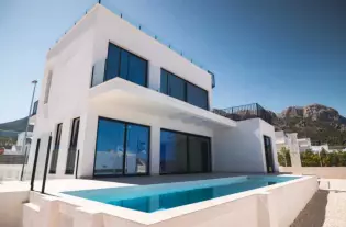 Вилла в современном стиле с бассейном  в городе Полоп - LV3569