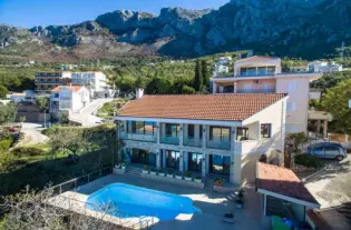 Вилла с бассейном и тремя спальнями