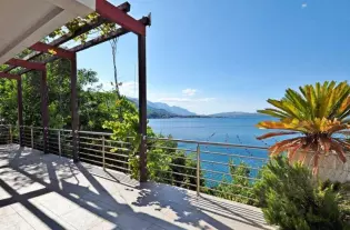 Вилла с тремя спальнями в Каменари