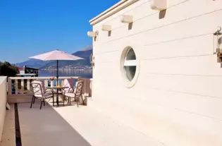 Вилла с причалом в Крашичи