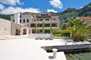 Вилла с пирсом и бассейном в Рисане