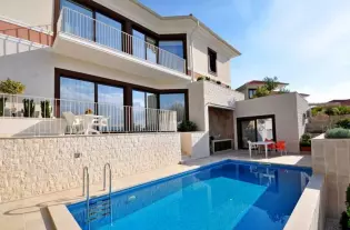 Вилла с тремя спальнями в Тивате